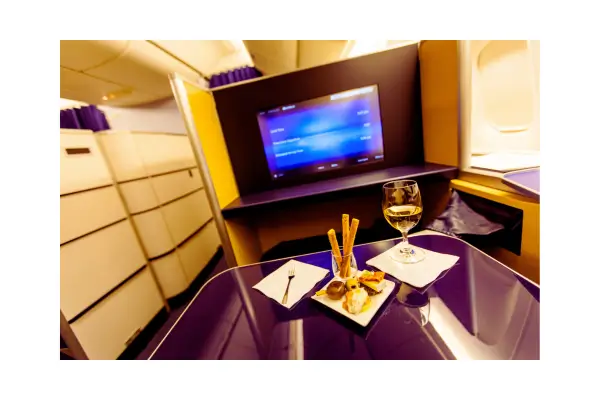 Cabine de primeira classe em um voo internacional, representando o uso de milhas e pontos para viagens luxuosas