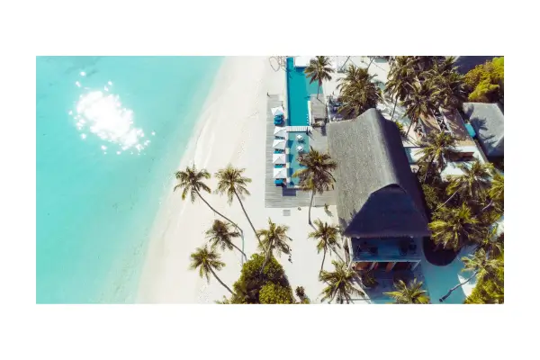 Integração total com o ambiente: resorts sustentáveis se misturam à paisagem sem agredir a natureza local