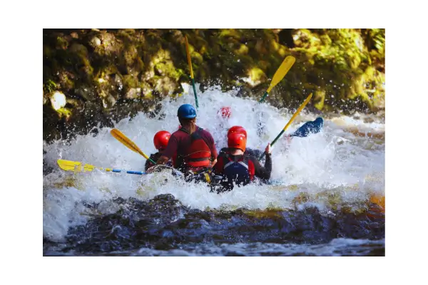 Aventuras Inesquecíveis. Imagem de aventureiros praticando esportes radicais em destinos exóticos