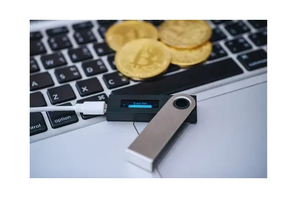 Carteiras digitais e físicas: ferramentas essenciais para proteger seus criptoativos durante a viagem