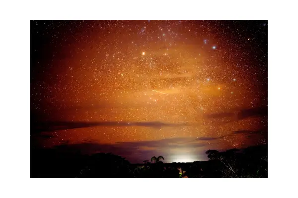 Destinos que mantêm seus ambientes naturais oferecem experiências únicas, como a observação de céus estrelados