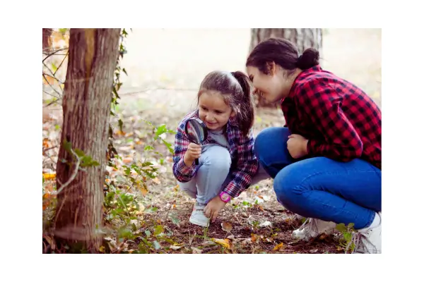 Família com crianças participando de atividades de conservação ambiental durante uma viagem sustentável