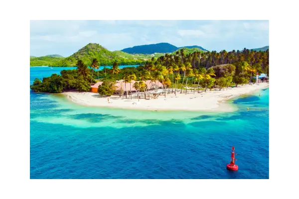 Vista aérea de uma ilha exótica com resort de luxo sustentável, destacando práticas ecológicas e exclusividade.