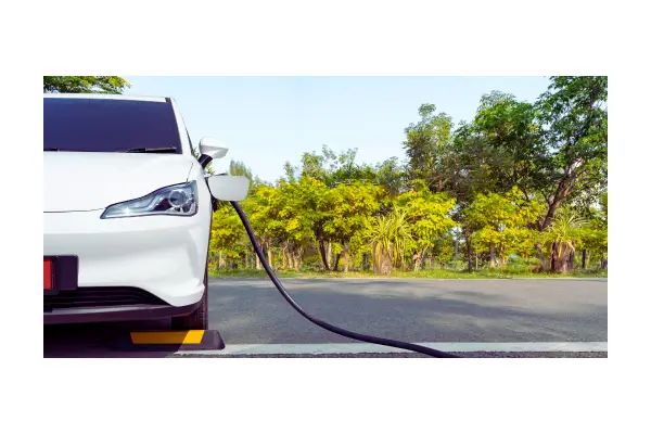 Veículo elétrico em um cenário natural, representando a integração de tecnologias sustentáveis nas viagens ecológicas