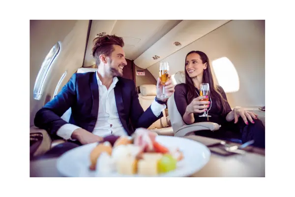 Passageiro relaxando em uma poltrona de primeira classe, aproveitando benefícios exclusivos de viagem com baixo investimento.