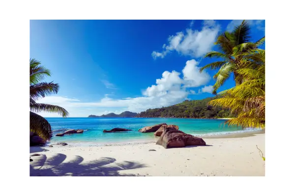 Vista panorâmica de um destino emergente em 2025, destacando a beleza natural e o potencial de investimento