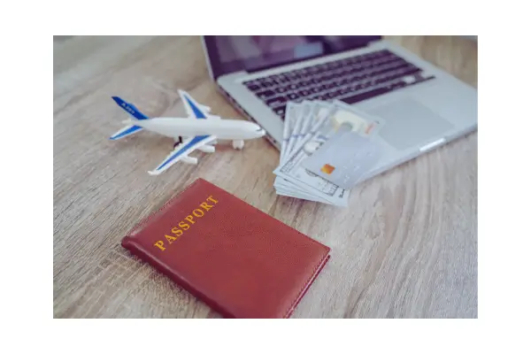 Pessoa segurando passagens aéreas e cartão de crédito, representando viagens gratuitas com milhas e cashback