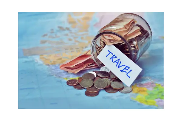 Pessoa planejando uma viagem dos sonhos com orçamento inteligente, marcando um calendário de 365 dias sem usar cartão de crédito