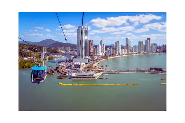 Vista panorâmica de Balneário Camboriú ao pôr do sol, destacando a FG Big Wheel, os arranha-céus e a Praia Central, um dos locais mais instagramáveis da cidade