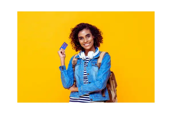 Cartão de crédito em um ambiente de viagem com mapa e mala