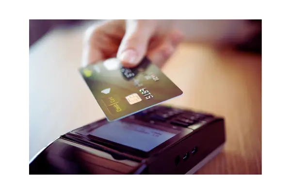 Cartões com cashback verde: financie sua viagem e ajude o planeta