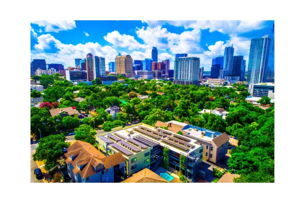 Vista aérea de uma cidade sustentável com painéis solares, ciclovias e espaços verdes, promovendo um estilo de vida ecológico