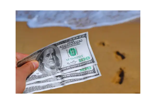 Turista em Balneário Camboriú preocupado com armadilhas financeiras enquanto planeja sua viagem, com elementos gráficos de dinheiro e orçamento.