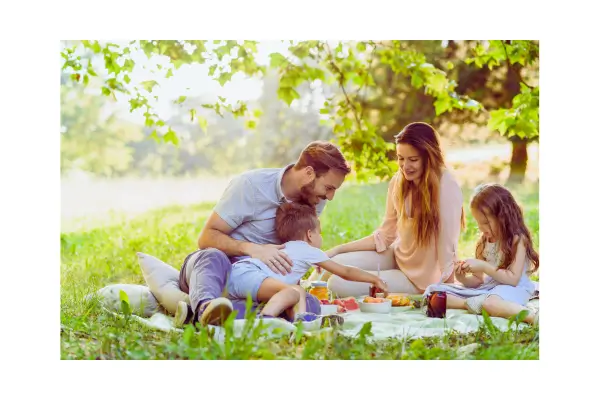 Família aproveitando um piquenique ao ar livre em hotel fazenda