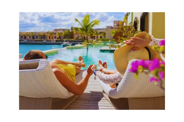 Piscina luxuosa em resort tropical