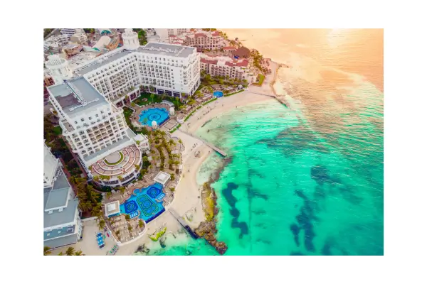 Vista panorâmica de resort all inclusive de luxo no Brasil, com piscina de borda infinita e paisagens tropicais para uma experiência única em 2025