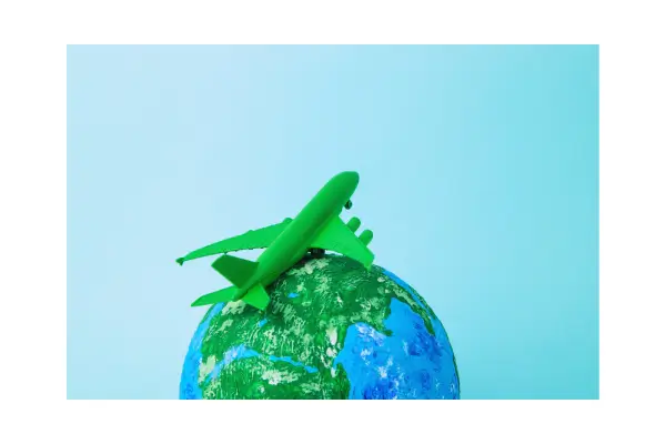Viajantes desfrutando de uma viagem sustentável com energia renovável em hotéis ecológicos e transporte verde