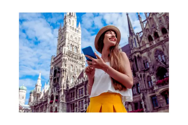 Pessoa usando aplicativos de viagem essenciais em smartphone enquanto explora a Europa em 2025