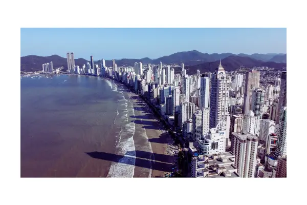 Vista panorâmica de Balneário Camboriú mostrando prédios modernos e a orla da praia, representando a qualidade de vida na cidade