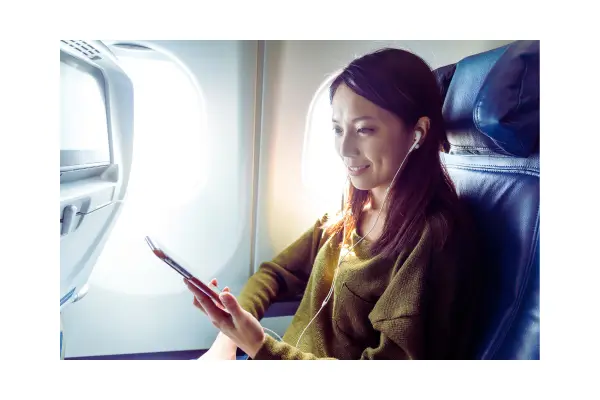 Mulher viajando usando eSIM digital no smartphone enquanto se conecta à internet internacional com facilidade e segurança