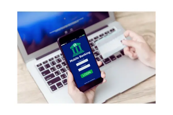 Aplicativo de banco digital configurado para ajudar a juntar dinheiro para viajar com transferência automática.