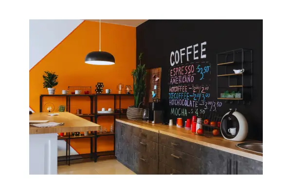 Interior de uma cafeteria em Medellín, Colômbia, com ambiente propício para trabalho remoto.