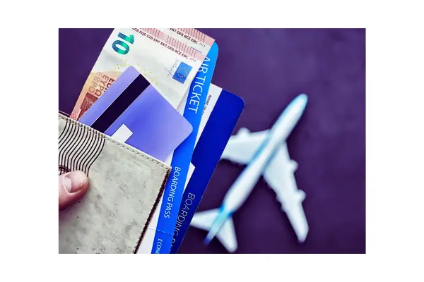 Imagem de bilhete aéreo com valor elevado, representando a surpresa de pagar mais por passagens compradas de última hora