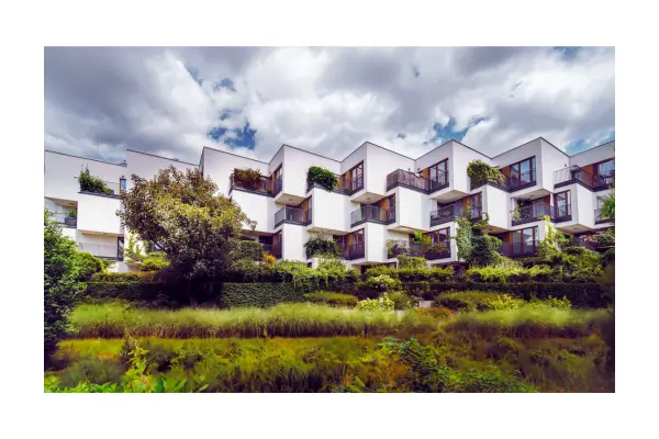 Ecolodge sustentável cercado por natureza preservada