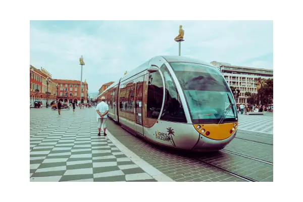 Meios de transporte alternativos e sustentáveis facilitam a locomoção pela cidade, garantindo uma experiência mais verde