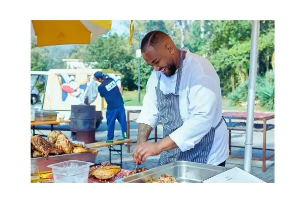 Barracas coloridas em feira gastronômica do Rio de Janeiro com chefs preparando pratos com ingredientes orgânicos