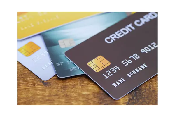 Cartão de crédito internacional sendo utilizado para compras em uma viagem, com destaque para as taxas de câmbio vantajosas.