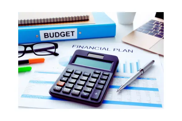 Pessoa organizando finanças no notebook para juntar dinheiro para viajar de forma planejada.