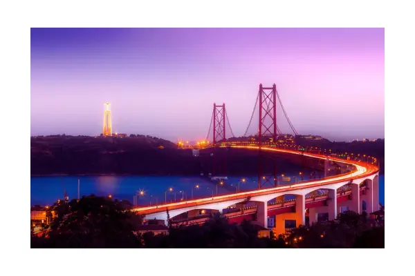 Lisboa encanta com sua luz dourada, bondes históricos e vida cultural vibrante