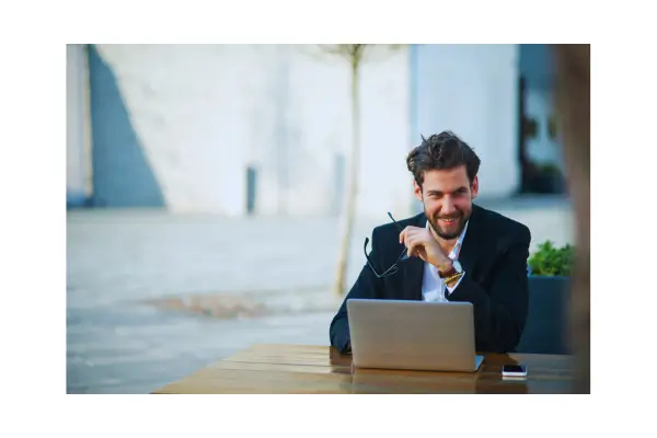 Nômade digital trabalhando em espaço ao ar livre na Colômbia, cercado por vegetação tropical
