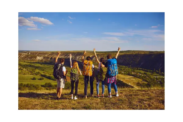 Família nômade com filhos pequenos caminhando em viagem de baixo custo, aproveitando o tempo juntos ao ar livre