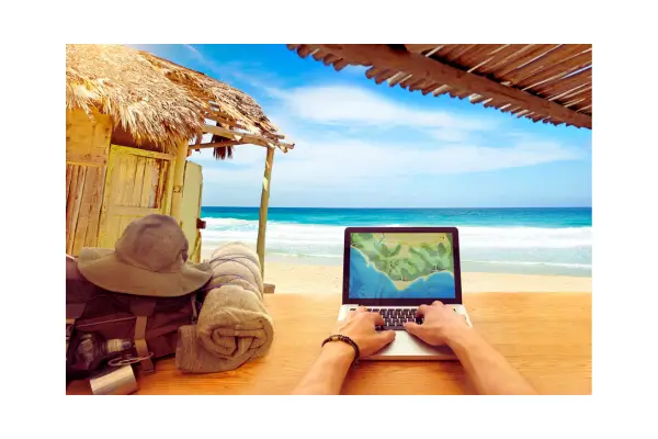 nômade digital usando aplicativos de viagem no notebook em um cenário maravilhoso