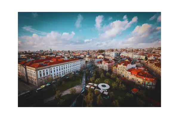 Vista comparativa entre Porto e Lisboa, destacando paisagens urbanas e qualidade de vida em Portugal