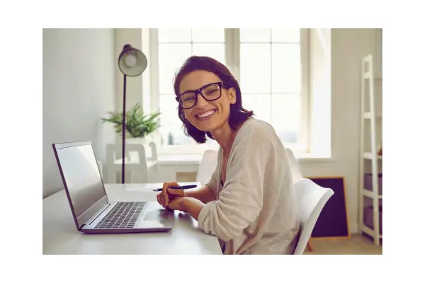 Pessoa trabalhando remotamente em casa em Lisboa – comparação para nômades digitais