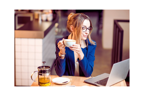 Trabalho Remoto em Um Café de Medellín