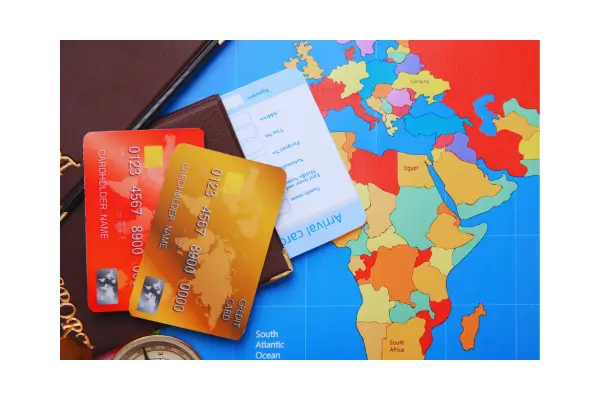 Cartões de criptomoedas facilitam pagamentos no exterior, evitando taxas bancárias e câmbio elevado.