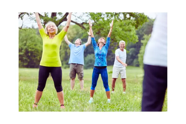 Idosos ativos aproveitando os benefícios de um estilo de vida saudável durante a aposentadoria em Santa Catarina