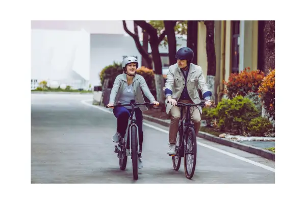 Casal andando de bicicleta na cidade de Balneário Camboriú
