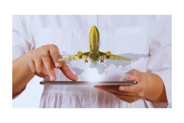 Pessoa viajando pelo mundo com notebook nas mãos, conectada a tecnologias digitais em diferentes países, representando trabalho remoto e economia em viagens internacionais