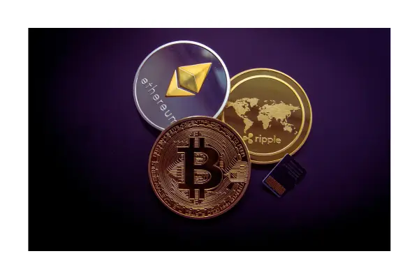 Viajante realizando check-in digital com blockchain no turismo para facilitar a experiência de viagem