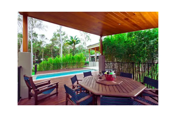 Varanda com rede e vista para jardim tropical em pousada aconchegante de Porto de Galinhas, mostrando conforto e contato com a natureza