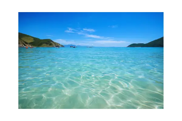 Águas cristalinas de Bonito, um exemplo mundial de turismo sustentável e preservação ambiental.
