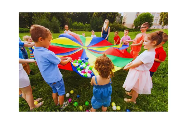 Crianças brincando no clube infantil de resort em Porto de Galinhas