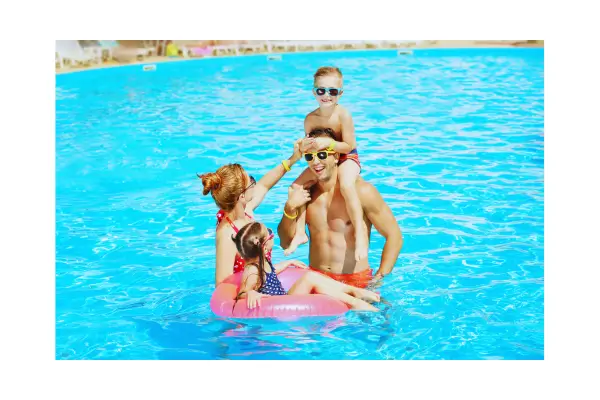 Família feliz curtindo piscina em resort familiar em Porto de Galinhas