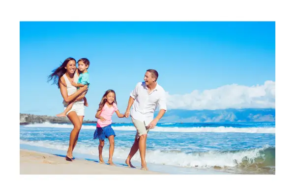 Família aproveitando a praia tranquila e vazia