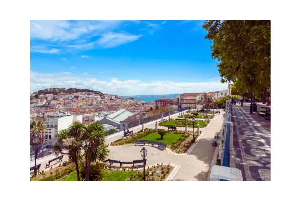 Vista aérea de Lisboa, Portugal, com Rio Tejo e casario típico